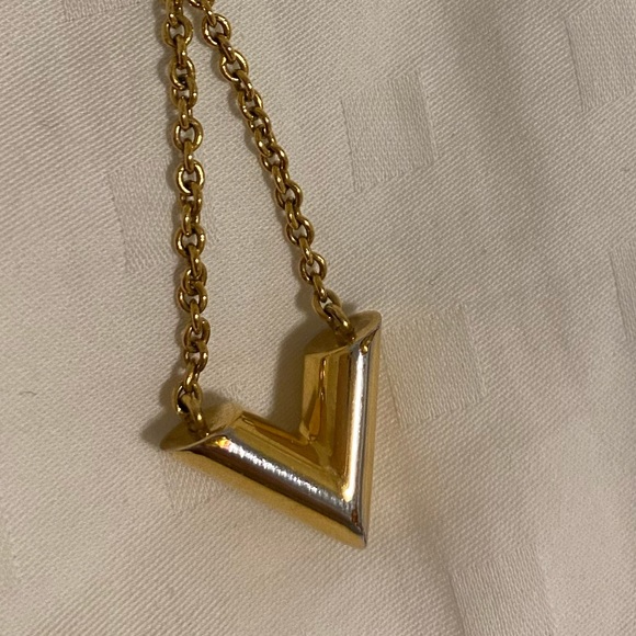 Authentic Louis Vuitton Necklace Essential V Pendant Gold Metal - Picture 6 of 8